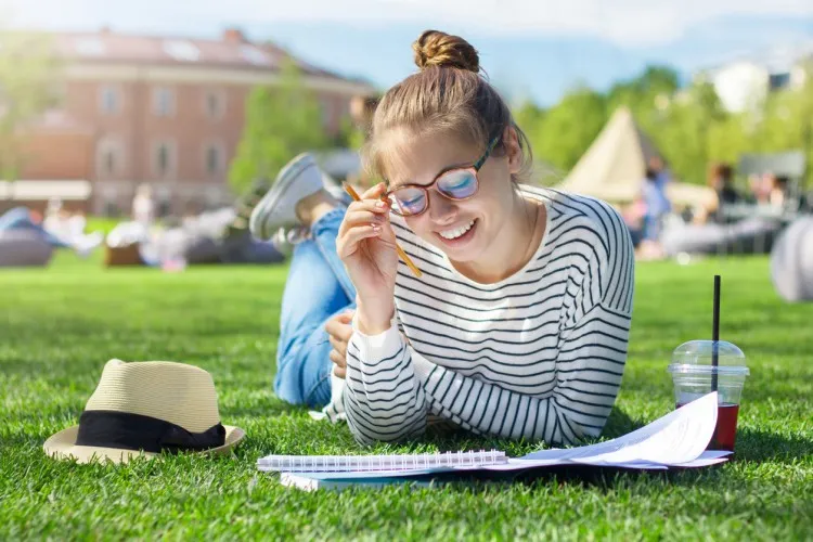 studying-outdoors